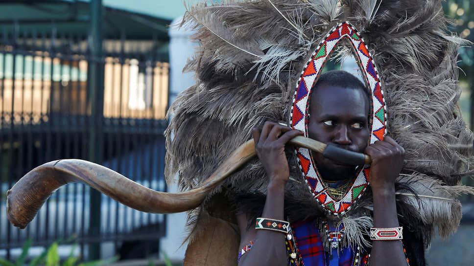    Найроби, Кения. Представитель общины масаи дует в рог, прибывая на Африканский климатический саммит Monicah Mwangi /Reuters