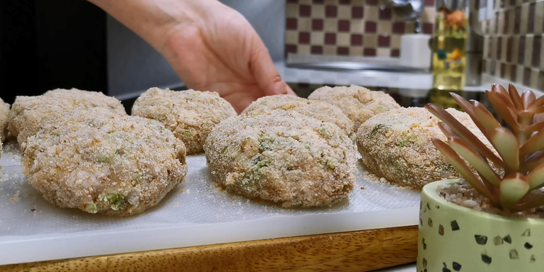 Все кабачки сейчас пускаем на вкуснейшие котлеты. Часть съедаем сразу, а остальное на на зиму морозим