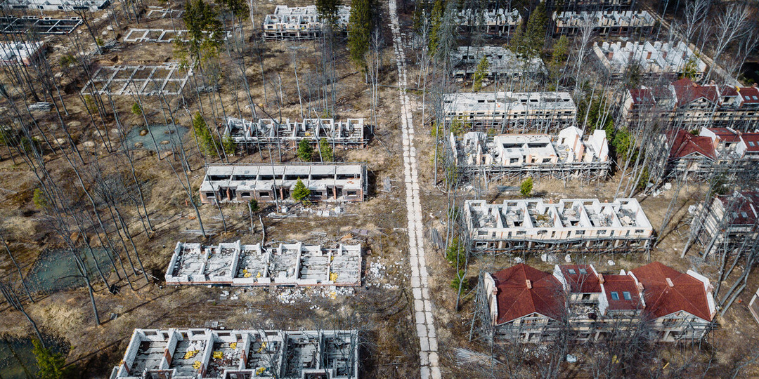 Заброшенный посёлок посреди леса: история о том, как обобрали честных граждан