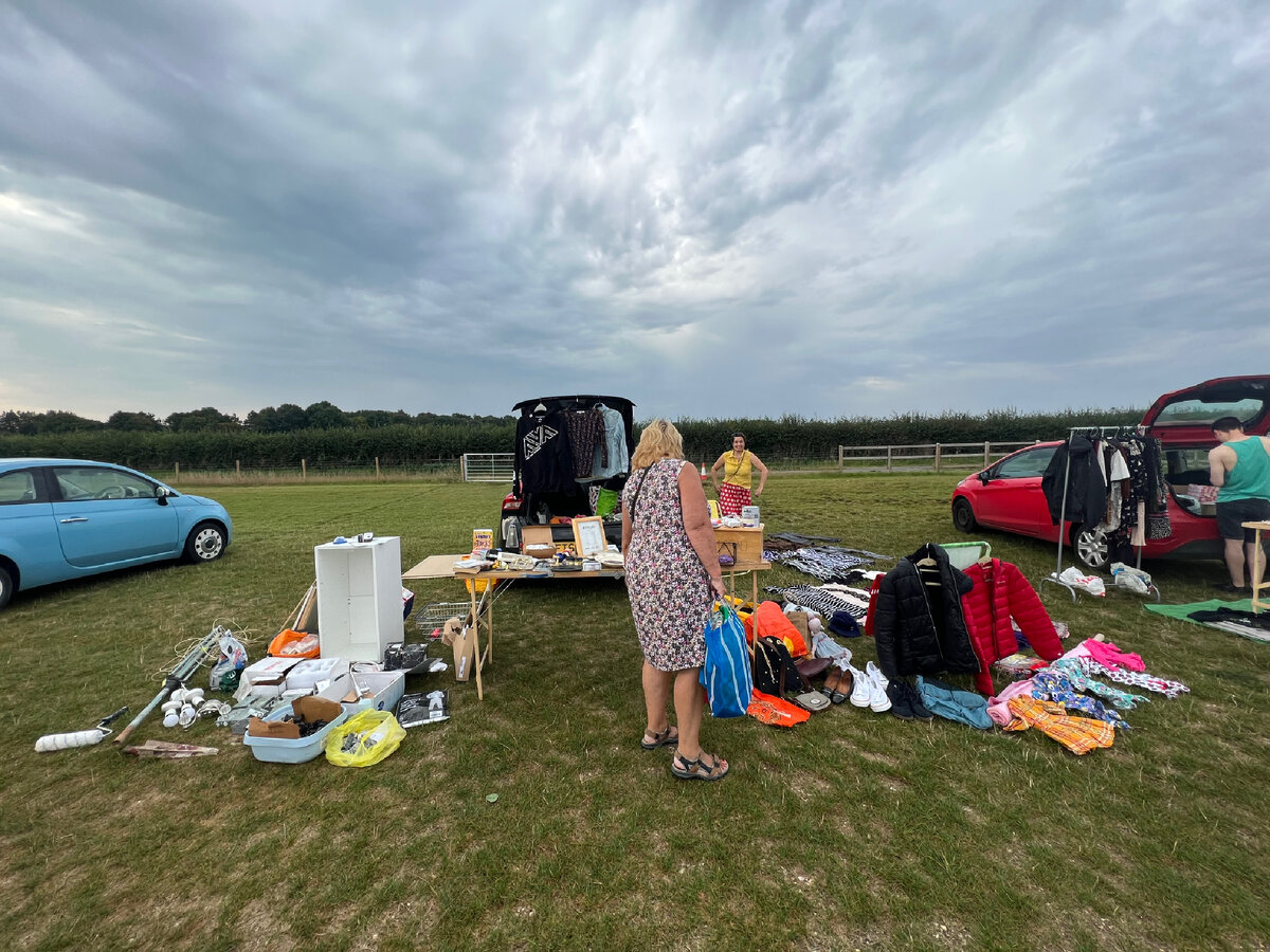 Спешу обслужить покупательницу. Моё место я оформила так: слева я разложила всё для ремонта, справа - одежда, на столе лежали разные мелочи. Фотография из личного архива. 