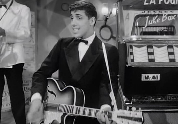 Челентано в первом фильме, 1959 год. Фото: кадр фильма "Ребята и музыкальный автомат"