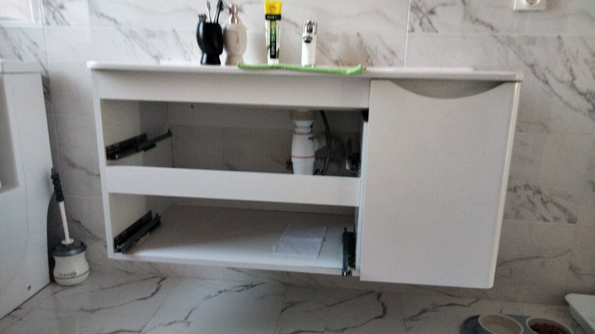 Ящики еще не вставили, надо сифон подправить он немного протекает.