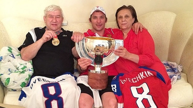    Александр Овечкин с родителями после победы на молодежном чемпионате мира. Соцсети