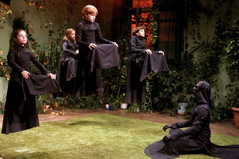 Кадр из фильма К. Лопушанского “Гадкие лебеди” по повести братьев Стругацких