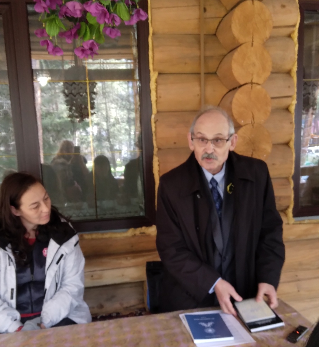 Астроном и поэт Владимир Романенко читает нам настоящие, а не как бы стихи