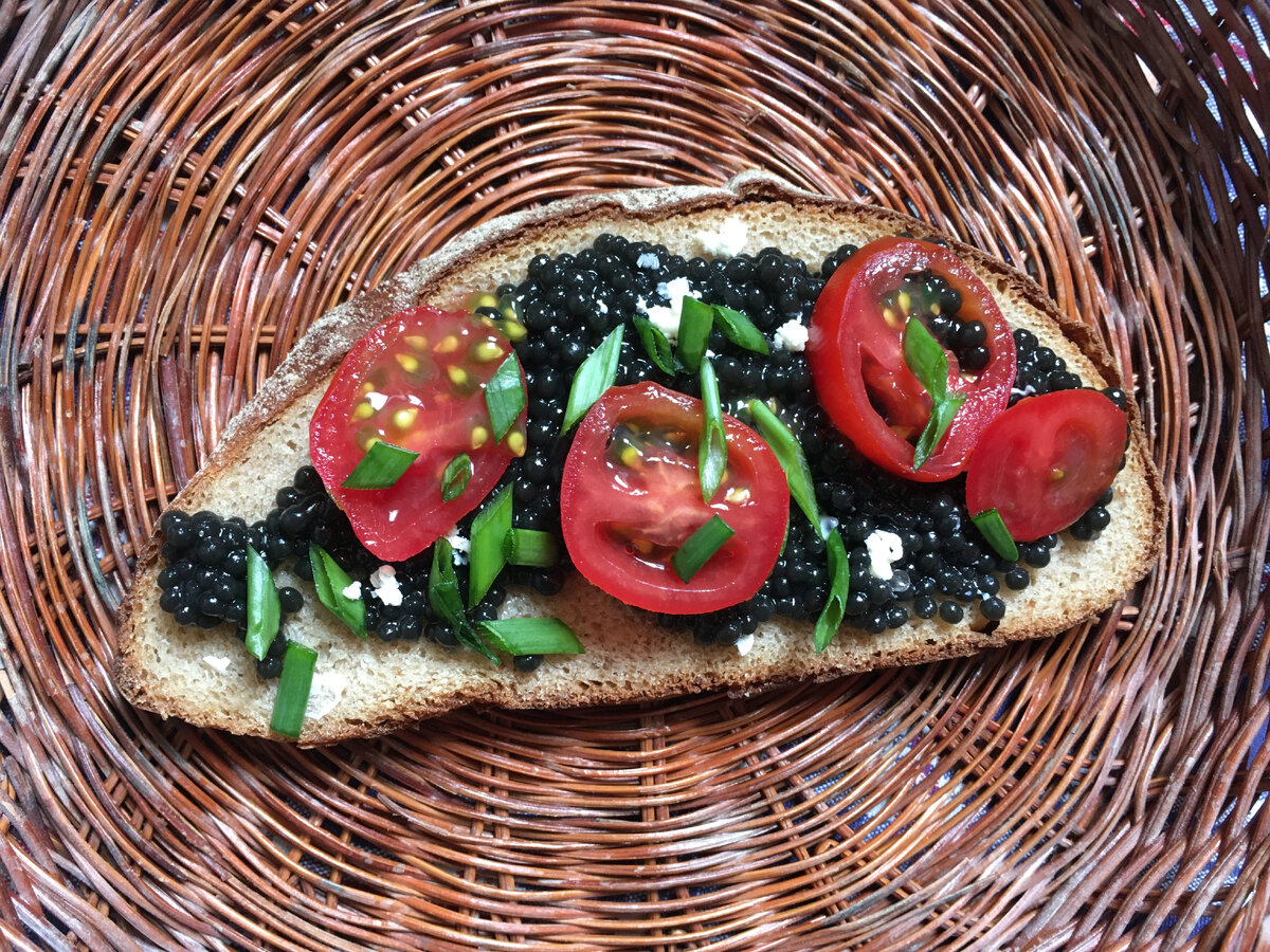 Черная икра – чрезвычайно дорогой продукт. Хотелось бы есть ее ложками, однако большинство людей могут лишь изредка купить совсем немного этого деликатеса и сделать с ним бутерброды. Рецепт одного из них, интересный и оригинальный, представлен ниже. Кроме основного компонента, ничего дорогостоящего больше не потребуется.