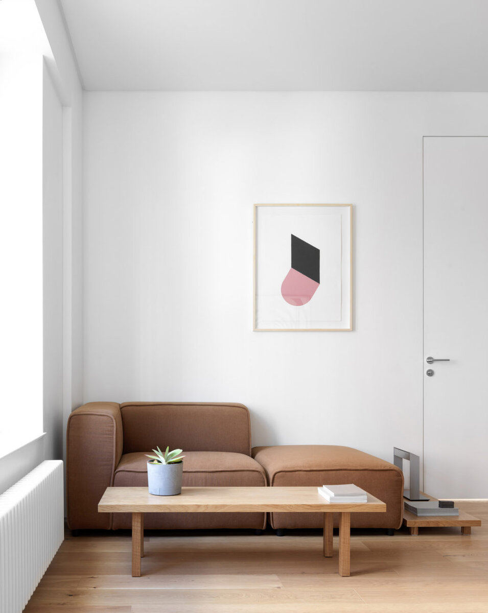 Гостиная. Диван, BoConcept; журнальные столики по эскизам архитектора; настольная лампа Maria, Viabizzuno; картина Дмитрия Самыгина из серии Architectural Delusion; дверь, Union.