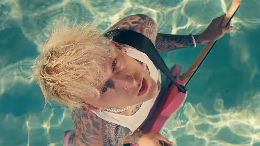 Machine Gun Kelly ​
Фото: кадр из клипа