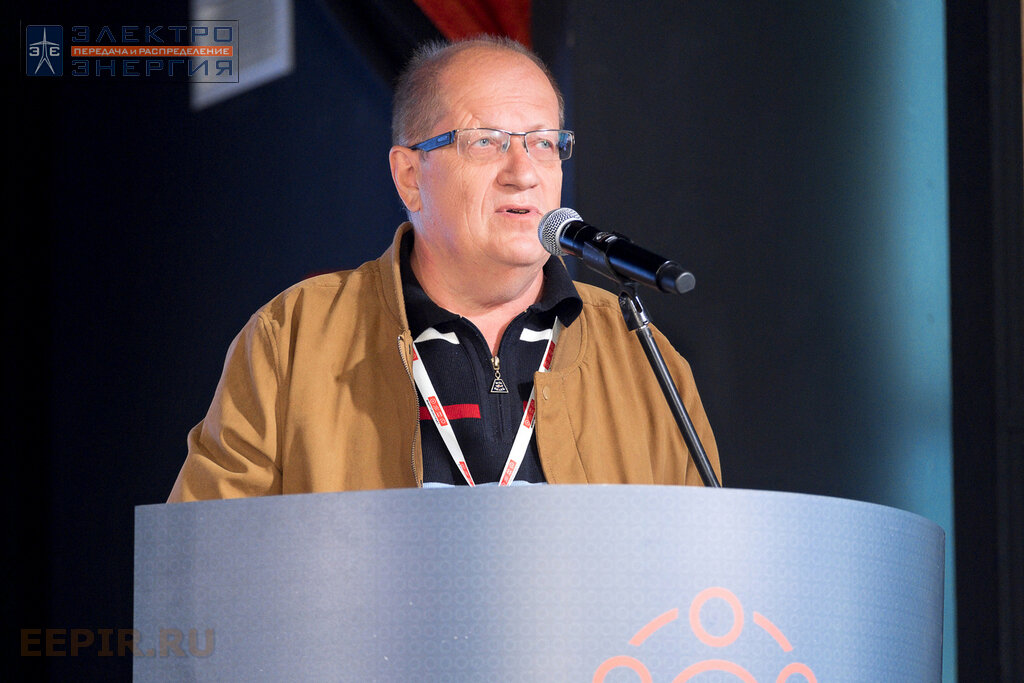 Об особенностях современного регулирования в сфере охраны труда, инновациях в правоприменении обязательных требований, о грядущих изменениях в части государственного контроля и надзора, возрастании прав, ответственности и роли работодателя в принятии решений по обеспечению безопасности работника подробно рассказал в своем выступлении советник генерального директора ФГБУ «ВНИИ труда» Минтруда России Игорь Цирин. В 2021 году завершился первый этап масштабной актуализации нормативно-правовых актов, регулирующих отношения в сфере охраны труда. Вступили в действие 40 правил по охране труда, новые документы по проведению медосмотров, новые санитарные нормы и правила. На очереди более двадцати документов, непосредственно связанных с актуализацией десятого раздела Трудового Кодекса.