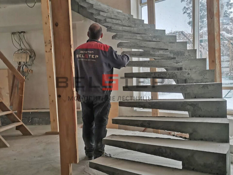 Лестница на смещенном косоуре (монокосоур)