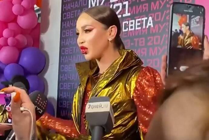 Бузову лишили наград муз. Бузову лишили наград. Бузова на премии муз тв 2021. Бузова на премии муз тв 2019. Бузова в черном платье.