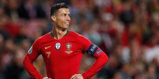 Роналдо в футболке сборной Португалии