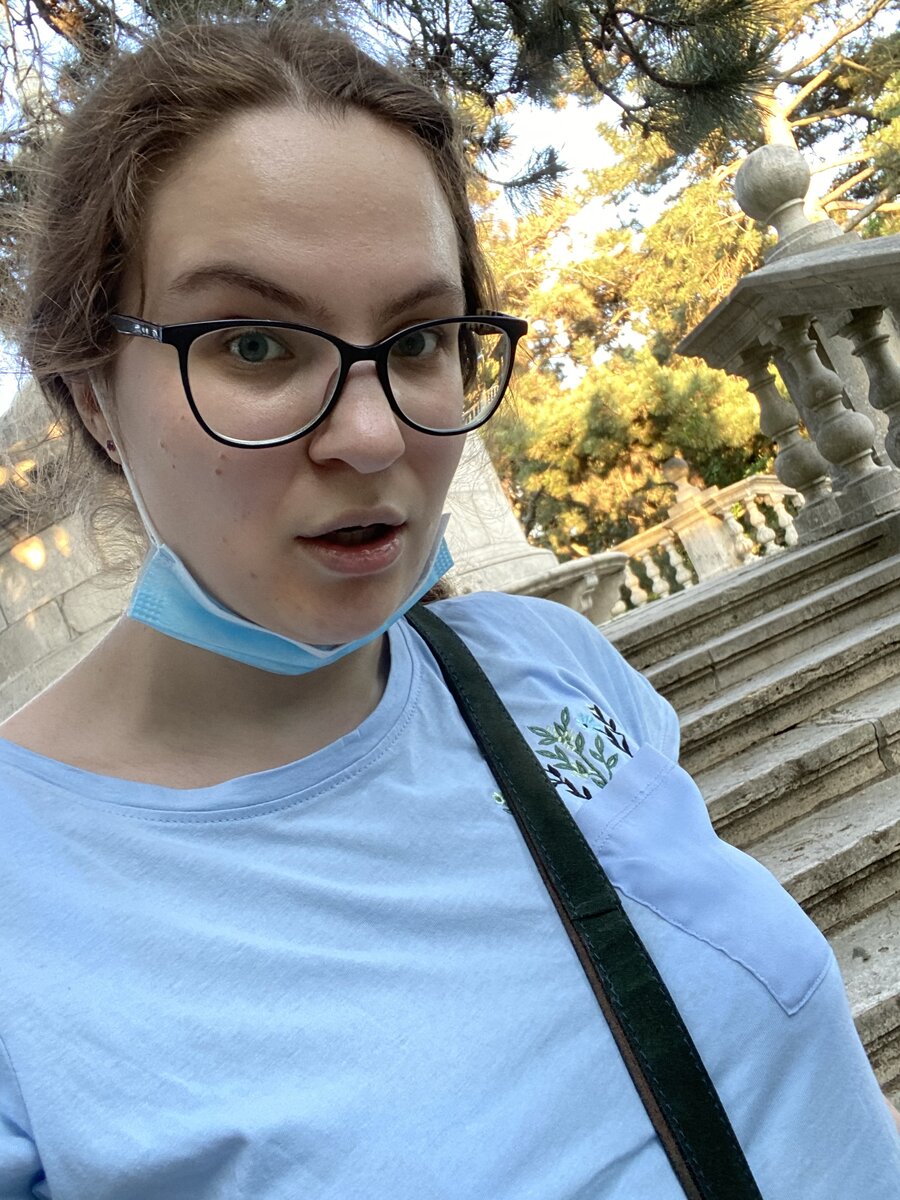 Я стараюсь снимать маску хотя бы на природе. Муж даже мусор выносит в маске. На природе тоже в ней. Вот такие правильные европейцы.