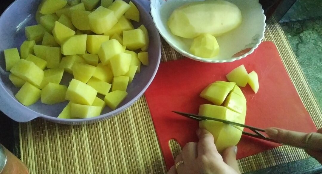 Режем картофель кубиками 