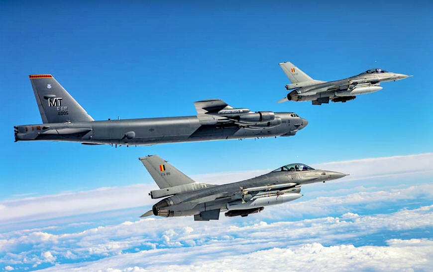 Кадры с учений Allied Sky 2021. Во время пролёта бомбардировщиков Б-52 над странами-участниками НАТО американские стратеги оказались менее чем в 300 километрах от Санкт-Петербурга. Фото пресс-службы Северо-Атлантического альянса.