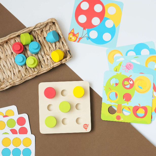 🥁1. МозаикаС годика предложите малышу расставлять детали мозаики в отверстия поля - это надолго увлечет вашего малыша. К 2 годам - добавьте поле, которое идет в наборе - ребенку понравится собирать яркие картинки!