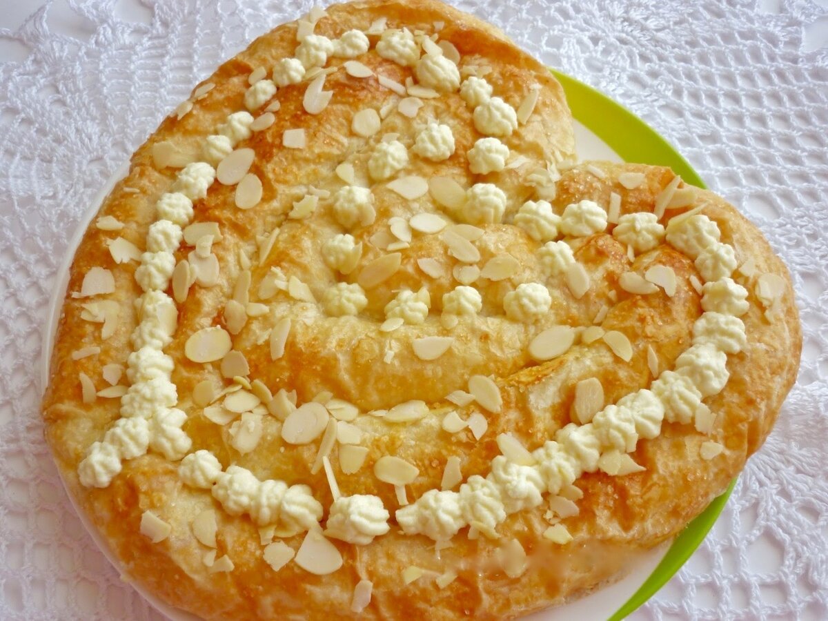 Пирог из слоеного теста с вишней и сливочным сыром.