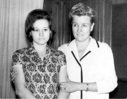 На фото министр культуры СССР Екатерина Алексеевна Фурцева с её единственной дочерью Светланой