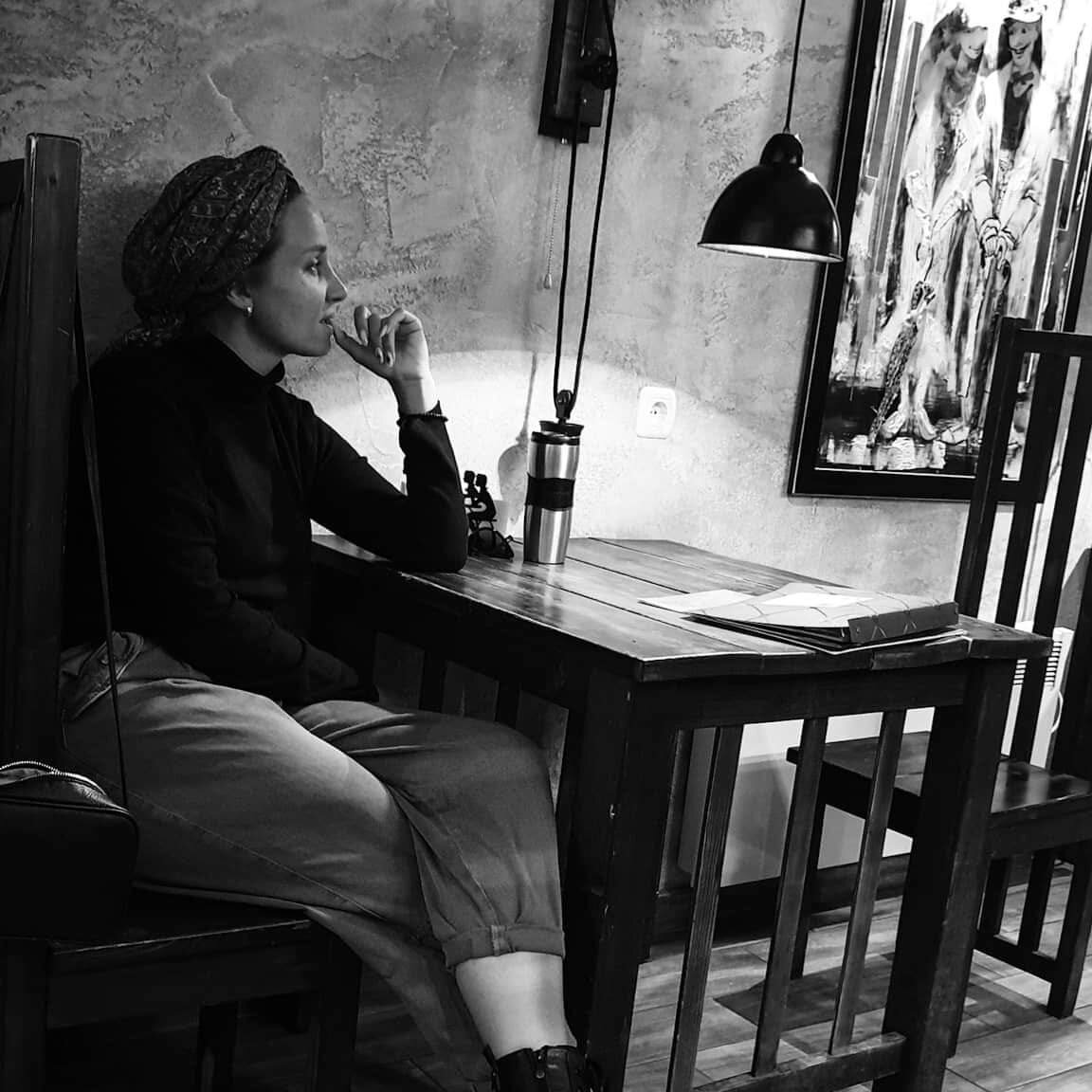 Цензура это прекрасно.

Книги, СМИ, телевидение, эстрада, кинематограф, театр должны воспитывать, служить примером. Это их первая и главная задача. Не развлекать, а именно воспитывать

 А что сейчас  происходит? Все телевидение построено на популярности тупых героев ( например, герои молодежи моего времени Бивис и Бадхет - тупые наркоманы). Людям нравится, потому что на их фоне они выглядят умными, интеллигенты смотрят на это с исследовательской точки зрения (как выживают люди без мозгов?). Но недостойные для подражания не должны быть героями страны

Я не могу читать то, что сейчас популярно, смотреть современные фильмы,  слушать бездушную музыку, наблюдать как переписывают историю. Всё это направлено на деградацию нации. План капиталистов по расслоению людей на классы

Советские добрые фильмы, их достойные герои и вся советская культура взращивала прекрасных людей, всесторонне развитую личность, славила дружбу, семью, любовь, Родину 

🎶 Песни в советское время были душевные, добрые, со словами. Можно было собираться с друзьями и петь, все знали текст... Это ОБЪЕДИНЯЛО 
людей, это было незримой  но важной частью  жизни, культуры....

Сейчас популярны песни и жанры, которые не спеть вместе компанией. 
Ынц-ынц сплошное.
И это НЕ эволюция музыкальной культуры, это развал нашего единства!

В Грузии песни поют постоянно.
У нас за столом уже не поют

🎬 Какая цель у современного кинематографа?

Все эти фильмы про скрытых маньяков, про супружеские измены, про предательство друзей это всё создано, чтобы мы боялись друг друга, не доверяли, чтобы внутри жил страх и ненависть к людям... ну или по крайней мере недоверие... Это демонстрация моделей поведения.

В каждом фильме алкоголь, демонстрация разрушительных паттеренов поведения - расстался с девушкой - напейся, неприятности на работе - напейся..  Когда появился подростковый алкоголизм? - с приходом капитализма...

В каждом втором американском фильме демонстрация наркоты как нормы жизни, употребление ее популярными и "уважаемыми" актерами 

А теперь вспомните советские фильмы...  Сложно представить, чтобы такие вещи демонстрировались в советское время. Коммунисты создавали, строили, воспитывали. Капиталисты деградируют и разрушают.

📖 Книги. Все книги тоже о том же. Я как-то попросила вас назвать самую интересную книгу, которую вы прочитали за последние 5 лет. И я прочитала все те книги, что вы мне рекомендовали. И половина из них -  чистый ужас. Это отдельный разговор. Но, например, "Колекционер". Зачем писать  историю про маньяка, психически нездорового человека, который с виду совсем обычный милый человек? - правильно, чтобы внушить страх людям, чтобы друг друга боялись. 
Зачем я это прочитала? Какая цель у этой книги? "Зулейха открывает глаза" - талантливая писательница, великолепный язык, чистой воды антисоветская книга написаная по заказу капиталистов. Почти все книги-антиутопии ныне так популярные среди молодёжи это антисоветская пропаганда, утрированное нечто.

Противно смотреть на продажность талантливых актёров, режиссёров, писателей, про эстраду вообще молчу... Бабло победило добро.

🤦‍♀️ Не нравится, не смотри, мы свободны выбирать. 

Свободе придают слишком много значения учитывая, что пропаганда забрала у нас самое главное - свободу мысли. Никакой свободы у нас по факту нет Чтобы научиться делать выбор, надо же сначала всё перепробовать на себе. Сейчас уже наши обычные мальчики задаются вопросом: а не гей ли я? А дальше что будет? - Правильно, пойдёт пробовать. И где тут свобода?

Я не хочу, чтобы люди которые живут со мной в одном городе, в одной стране вдохновлялись этими разрушительными тенденциями в культуре. Должна быть цензура того, что транслируется на всю страну. В школьную программу же не включено чтение порнографии, так и во всем остальном что касается воспитания нации должен быть ценз, положительный пример. Но у капиталистов нет цели создать положительный пример, поэтому я за #uly_коммунизм