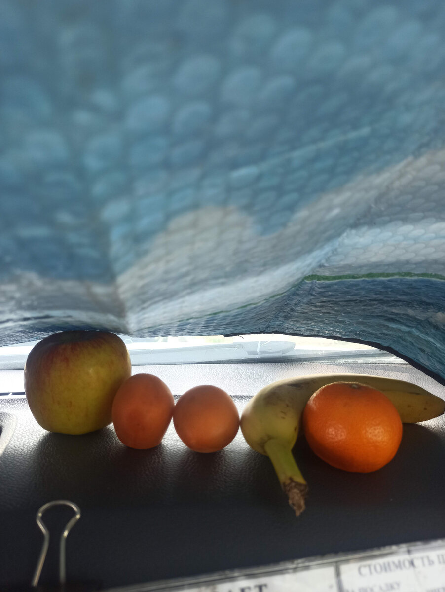 Спрятался от солнца, пару абрикос, яблоко, мандарин, 🍌 банан