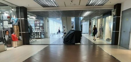 Закрытый островок в ТК "Шкиперский молл" выглядит мрачновато