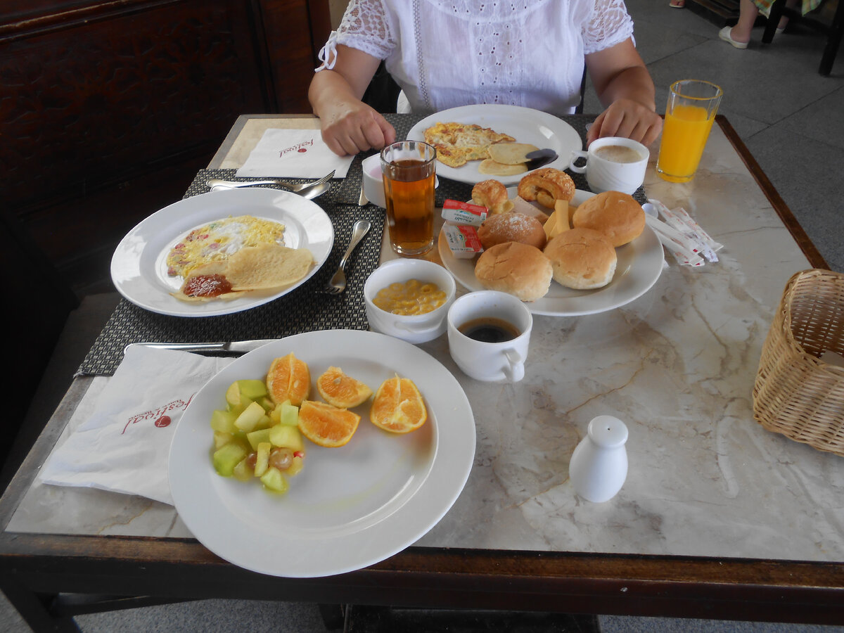 На завтрак обычно брали блинчики с джемом и жаренные яйца с колбасой.Ну и куда же без вкуснейших булочек.Хлопья кукурузные с молоком,сок и кофе.