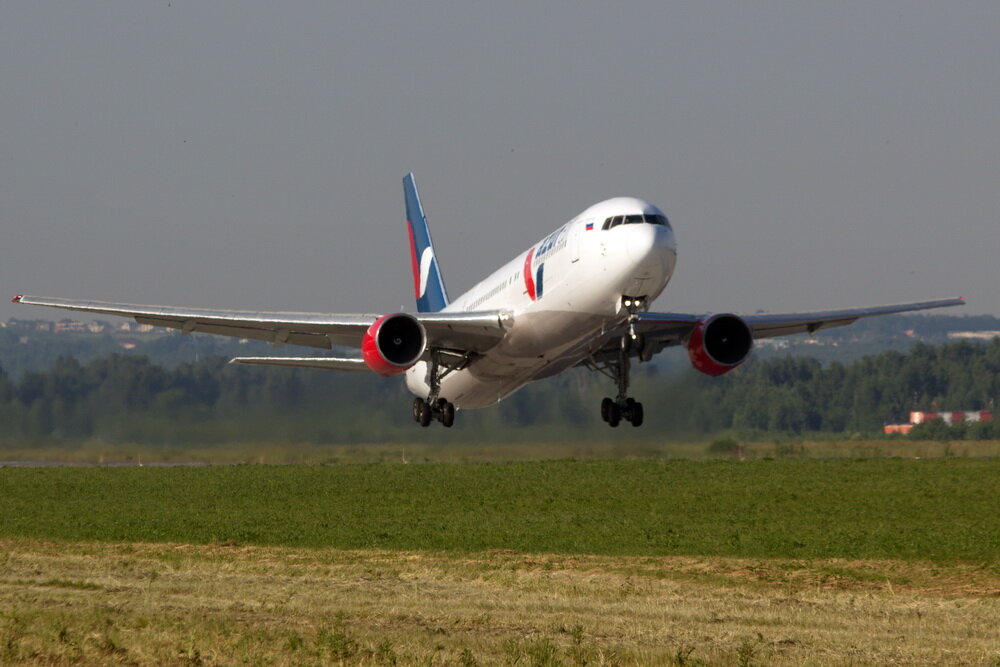 Российский юг старательно выбивает SOS. Мест на нем больше не осталось, даже с учетом недавно присоединенного полуострова. На помощь пришла Турция. Российские власти разрешили полеты в эту страну, и вот, первые 260 счастливчиков из Нижнего Новгорода загрузились в самолет и взяли курс на берег турецкий. В аэропорту прогнозируют, что частота полетов в самом скором времени начнет существенно нарастать. Люди соскучились по отдыху, и засиделись дома. Пока на рейсе из Нижнего стоит Boeing-767, но, возможно, будут и более вместительные суда. 