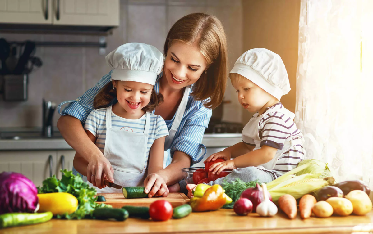 Мама готовит с ребенком. Кулинария для детей. Готовка с детьми. Кухня для детей. Мама с ребенком на кухне.