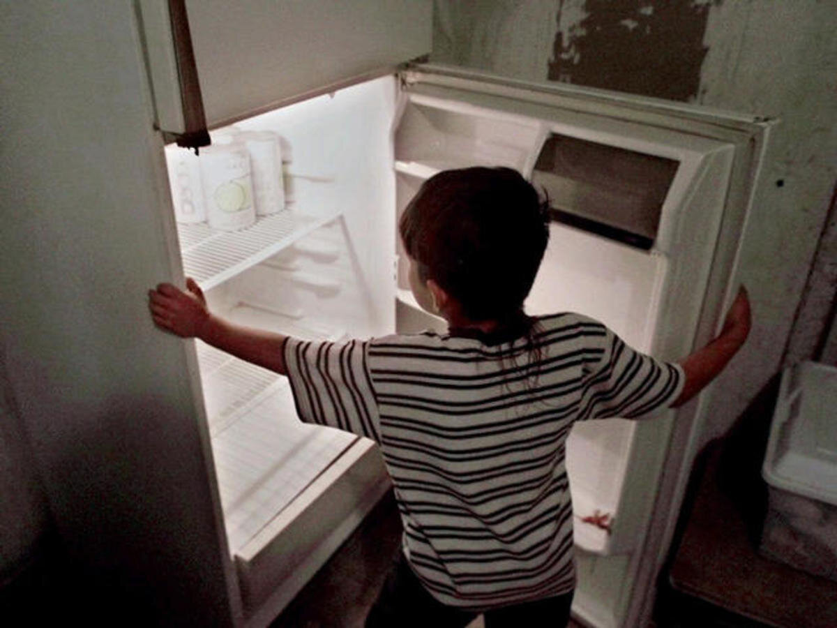 Закрыли в морозильной камере. Дети закрытые в холодильнике. Холодильник закрывает окно. Закрывайте холодильник. Закрой холодильник.