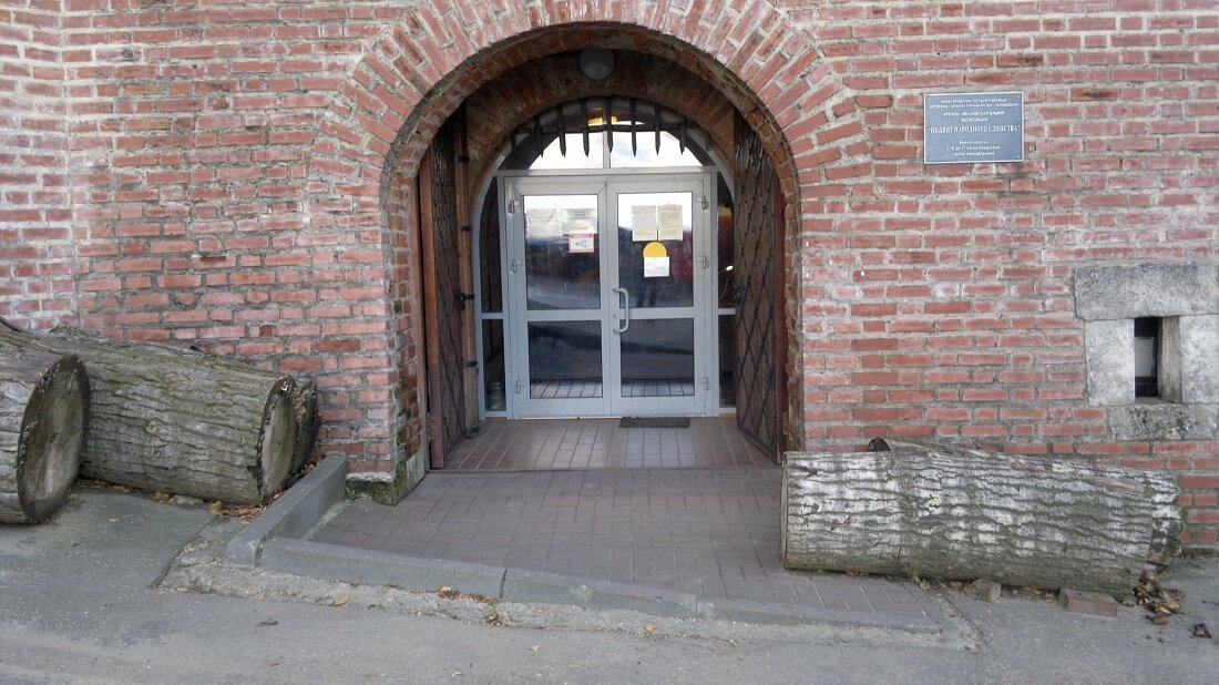 6 июня 2021 г. Мы продолжаем делать то, что мы уже много наделали (В. С. Черномырдин). Побывал в кремле и поснимал. Там территория закрыта и охрана не пускает.-51