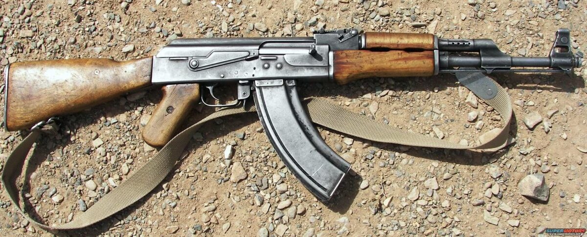 Автомат АК-47 представлял собой радикальный взгляд на концепцию военного стрелкового оружия, сочетающий в себе мощь винтовки и скорострельность, подобную стрельбе из пистолета-пулемета. 
