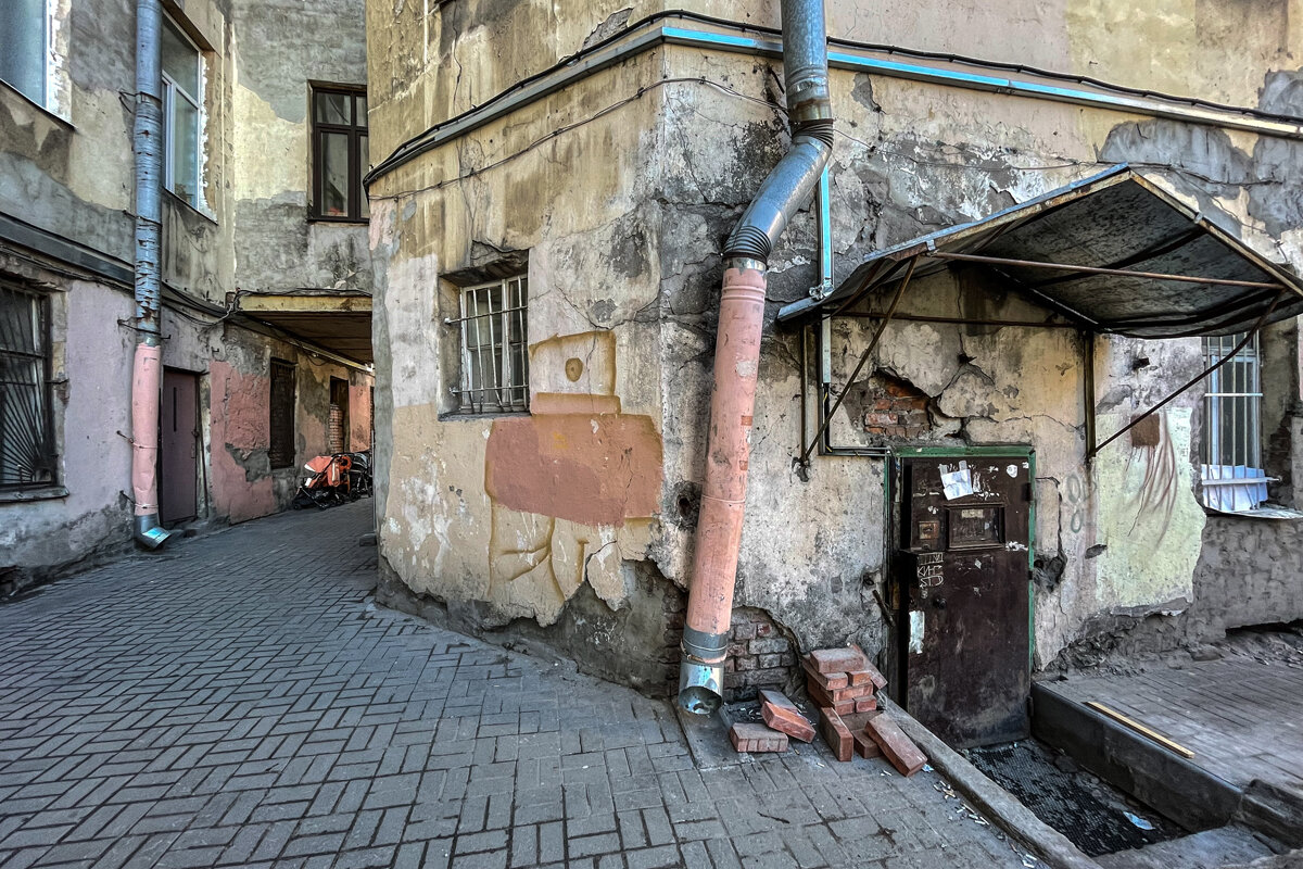 Находится этот детский сад в прямой близости металлоприёмки. Вон она, слева в цоколе. Сами понимаете, кто сюда ходит заработать денег.