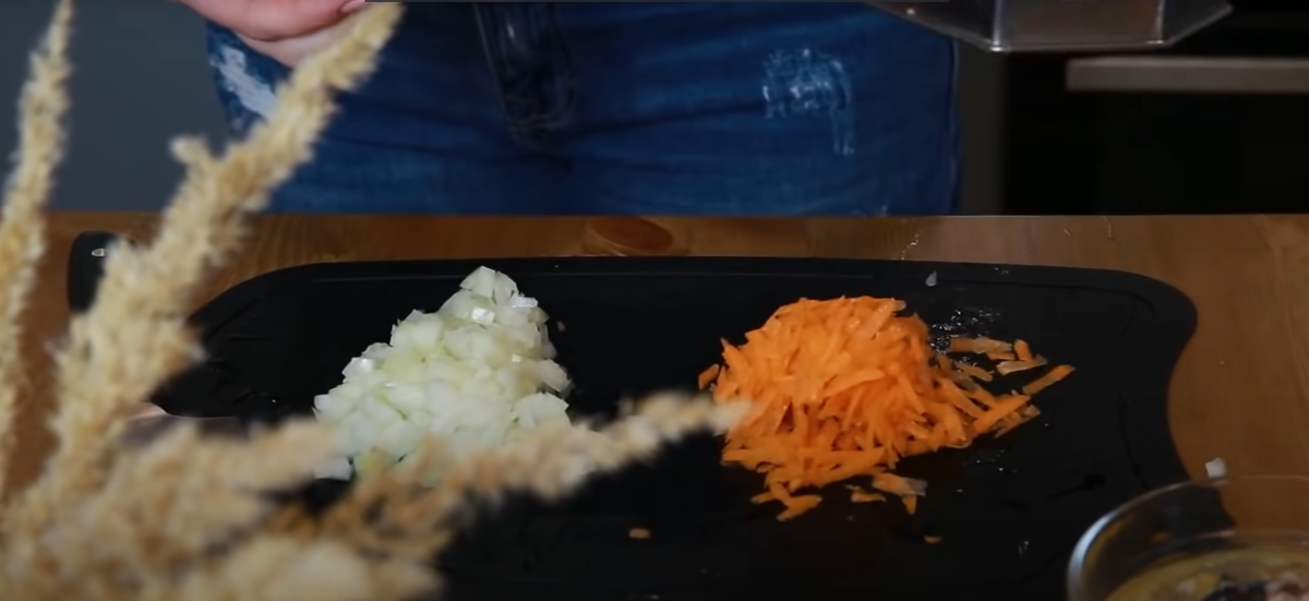 трем морковь на крупной терке.