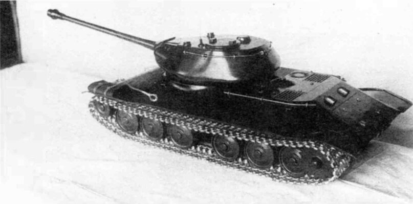 Макет тяжелого танка. Возможно это ИС-2 модернизированный по первому варианту