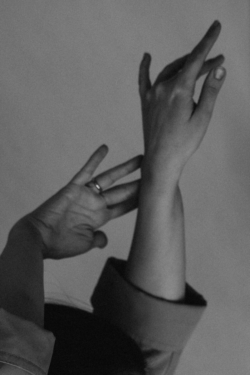 Можно чувствовать жизнь через радость, удовольствие, улыбки, смех и танцы. А можно - через страдание, скуку, уныние, печаль и неверие в себя.