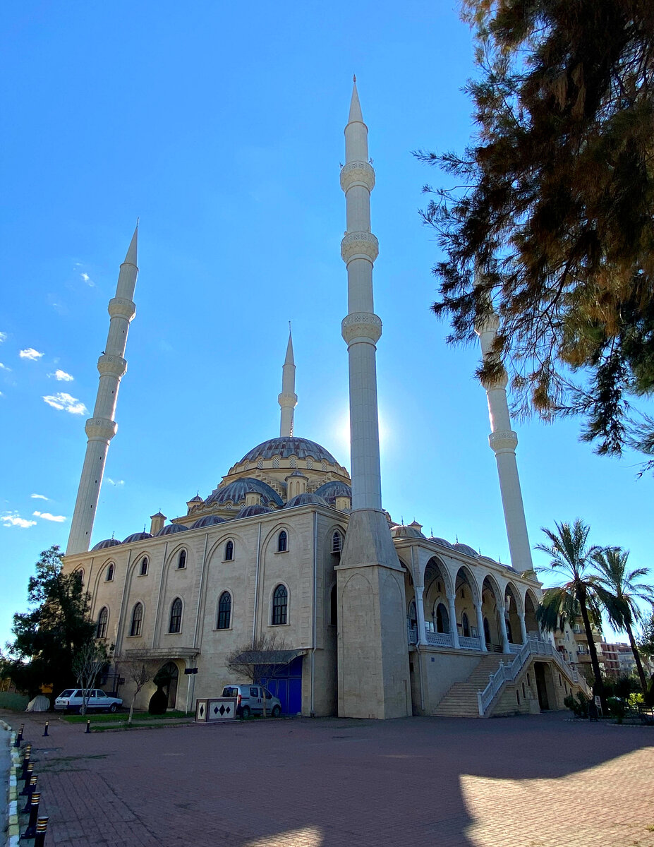 Мечеть "Merkez Külliye Camii" в Манавгате