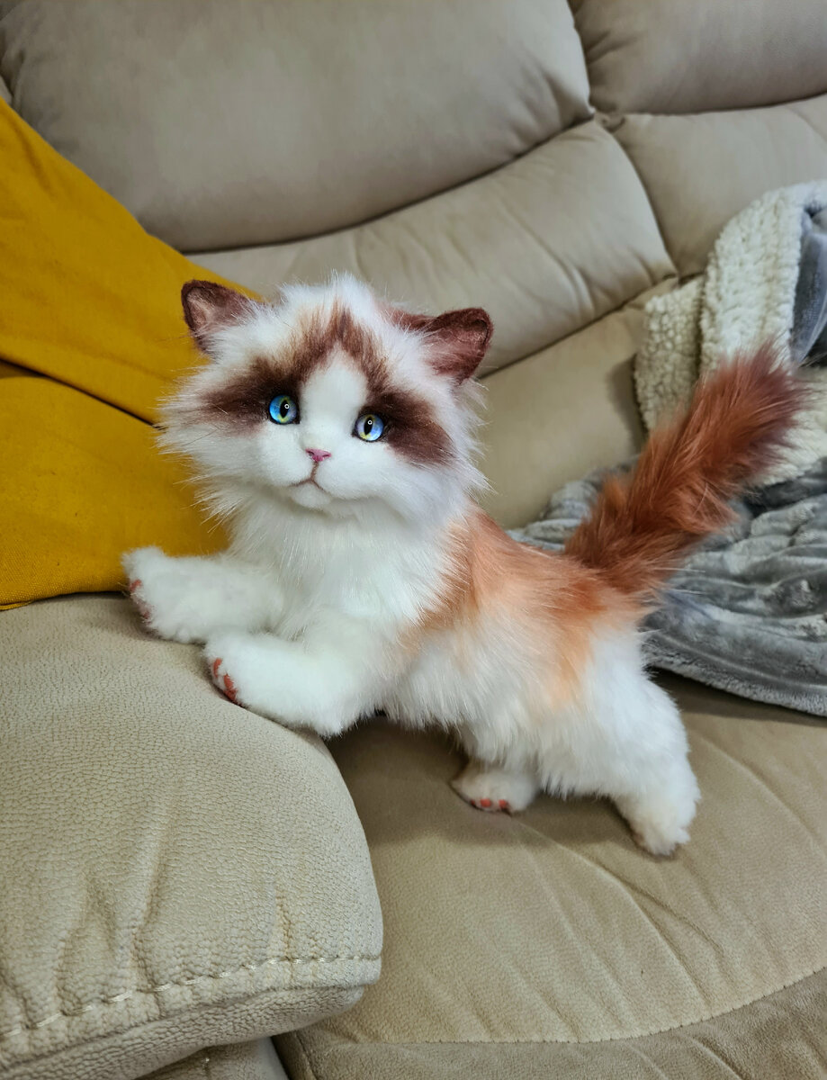 Реалистичная кошка Афина 