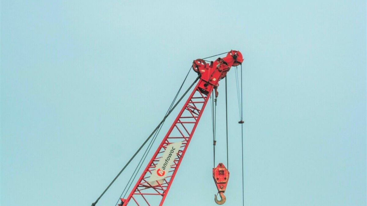     Более шести десятков лет«ветеран» речного флота трудится на строительстве кораблей. Техника стала участницей многих масштабных проектов.