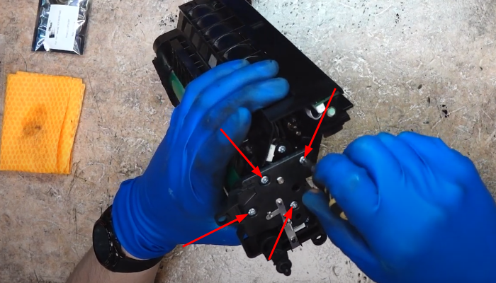 Фото 42. Перпендикулярный штифт, который должен попасть в пазы при вращении оси для ее дальнейшего извлечения