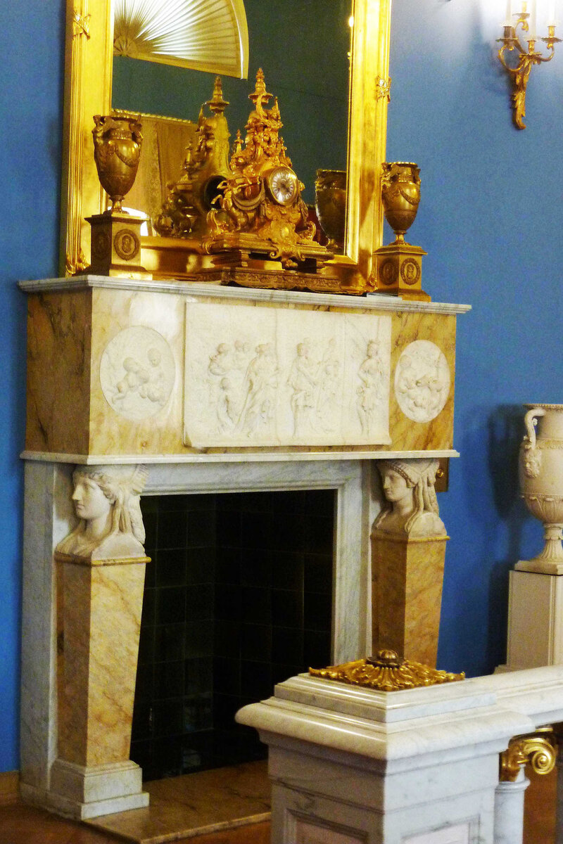 Камин в Римском зале.