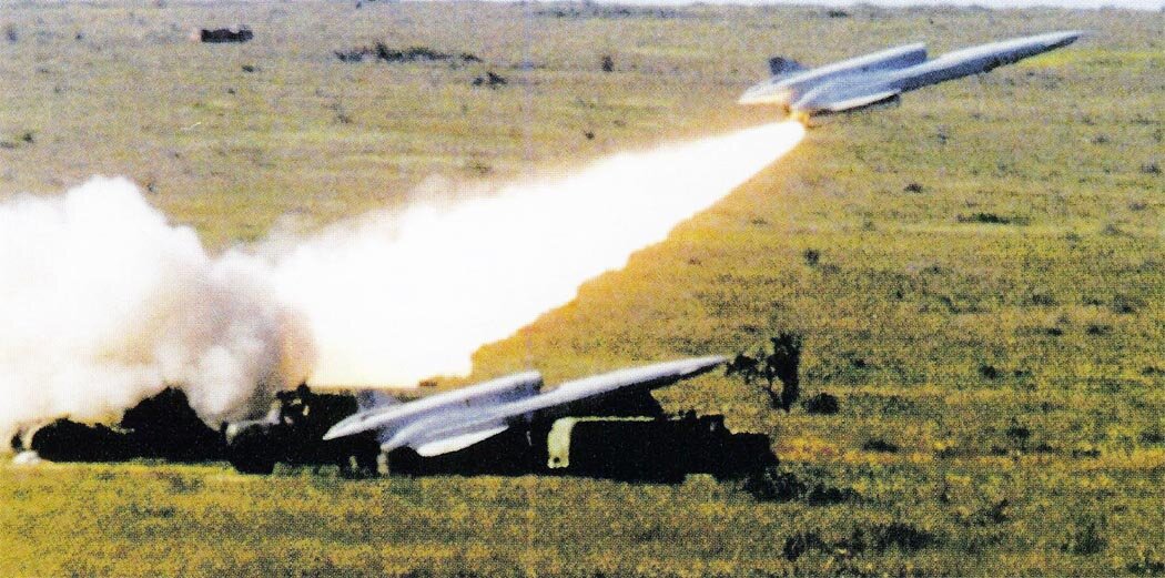 Запуск беспилотника Ту-141 с пусковой установки на прицепе, фото: www.airwar.ru