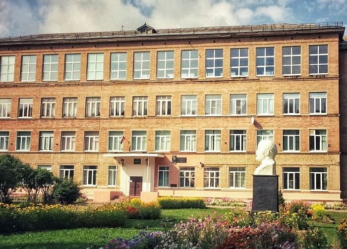 Средняя школа в поселке Красные Ткачи