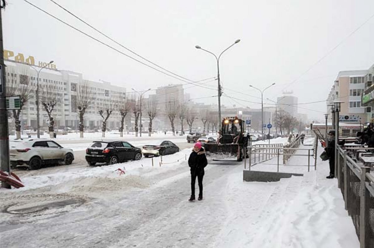    Коммунальные службы перешли на усиленный режим работы, но не везде успевали справляться со снегом.