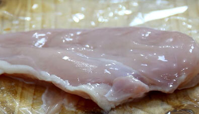 Займитесь куриным филе. Очень хорошо, если филе комнатной температуры. Хорошо вымойте его и обсушите бумажным полотенцем. Филе должно быть без малейших косточек, жилок и кожи.