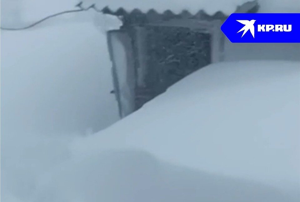     Сугробы местами достают до крыш домов  Кадр видео