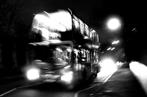 призрачный автобус в лондоне. Ghost bus 7 in london. автобус призрак в лондоне номер 7. мрачные люди в автобусе. автобус призрак.