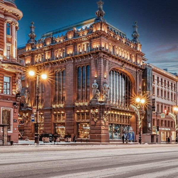 «Магазин Купцов Елисеевых» — это не просто гастроном, это настоящее собрание изысканных рыбных и мясных деликатесов, сыров, уникальных кондитерских изделий и элитного алкоголя. Собственная пекарня и коптильня позволяют предлагать посетителям угощения, которых не найти больше нигде в Северной столице. Шоколад и конфеты ручной работы, восточные сладости, десерты со всего мира станут прекрасным подарком для самых взыскательных гурманов. Кроме кофейни в главном зале гастронома, в «Магазине Купцов Елисеевых» открыты сразу два ресторана.
«Ресторан Купцов Елисеевых», расположенный на втором этаже, в первую очередь удивляет посетителей утонченностью и роскошными интерьерами. В меню – как привычные блюда европейской кухни, так и новинка кулинарии – молекулярная кухня. Для особых случаев посетителям предлагается отдельный банкетный зал.
Ресторан «Склад №5» работает на цокольном этаже здания – в помещении бывшего склада, где воссоздан интерьер начала 20 века. Акцент в меню сделан на традиционной русской кухне: банки с соленьями стоят на полках прямо в зале, а часть блюд готовится по старинным семейным рецептам купцов Елисеевых.


1812 Легенда:
В рождественский вечер 1812 года Петр Елисеев, крепостной садовник графа Шереметева, внес угощение для гостей — свежую землянику. Изумленный граф спросил, как отблагодарить талантливого садовника за такое чудо. Петр не растерялся и попросил вольную. Граф сдержал слово, дал вольную Елисееву с женой и сто рублей подъемных — по тем временам огромные деньги. Оказалось, что бывший крепостной обладал не только талантом садовника, но и незаурядной коммерческой жилкой. Петр Елисеев прославился на весь Петербург благодаря умению удивить самых требовательных покупателей. Так началась великая история товарищества «Братья Елисеевы». Спустя несколько десятилетий потомки Петра откроют в Петербурге торговый дом — центр управления всей деятельностью товарищества Елисеевых, который вы можете посетить и сегодня. С момента постройки и по сей день Магазин Купцов Елисеевых сочетает в себе многогранную концепцию — это не только гастроном, но также рестораны, театр и парадная гостиная для торжественных приемов.


2012 Витрина по проекту М. Шемякина:
К Новому году Елисеевский магазин сделал чудесный подарок городу — невероятной красоты витрину с движущимися персонажами сказки «Щелкунчик». Куклы созданы знаменитым театральным художником Михаилом Шемякиным. Вся витрина движется днем и ночью, ангелы подлетают к ярким витражам Магазина Купцов Елисеевых, привлекая внимание прохожих. Главный фасад Елисеевского магазина украшает Невский проспект, вызывая восхищение петербуржцев и гостей города. Здание магазина — памятник архитектуры раннего модерна. Стиль здания был призван показать богатство товарищества и привлечь внимание потенциальных покупателей. Витраж на Невской стороне здания, покрывающей несколько этажей, создает впечатление одной большой витрины. Свет с Невского проспекта в Магазин Купцов Елисеевых падает через воссозданные цветные витражи, а внутри гастроном освещают хрупкие хрустальные люстры.
Современный Магазин купцов Елисеевых решает за горожан и гостей города главный вопрос — куда сходить в Петербурге? В старинном гастрономе, помимо покупки исключительных товаров для домашнего ужина, есть много других способов провести время с удовольствием. В центре зала официанты подают гостям французские десерты под раскидистой пальмой. Летом работает уличное кафе с видом на Невский проспект, однако самая изысканная публика отдает предпочтение высокой русской кухне в Ресторане Купцов Елисеевых, расположенному на втором этаже гастронома, в бывших кабинетах самих купцов Елисеевых, где подача элегантных блюд осуществляется под звуки живой музыки. Для любителей традиционной русской кухни также открыт необычный ресторан на цокольном этаже здания, на месте таинственных винных погребов и склада колониальных товаров прошлого века.

Путешествуя в Санкт-Петербург можно забронировать свое проживание в сети апартаментов «Толстой Сквер».
Проживание в центре города по самым выгодным ценам.
Узнать о наличии номеров на нужные вам даты можно по телефону: 8(921)590-50-50 или на нашем официальном сайте: https://liveapartments.ru/
#кудасходитьспб #новостиспб #отдых #путешествие #апартаменты#комфортныеномера #экскурсииспб #апартаментыспб #апартаментытолстойсквер #петербург #путешествуйвпетербург #гостеприимство #туризм #кудасходитьспб #новостиспб
