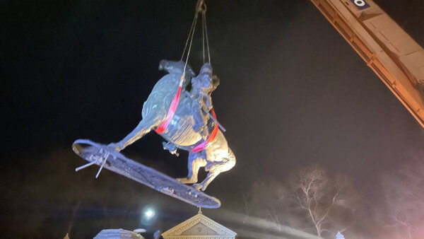 Демонтаж памятника Суворову в Одессе. Фото © Telegram / Тимошенко. Офис президента