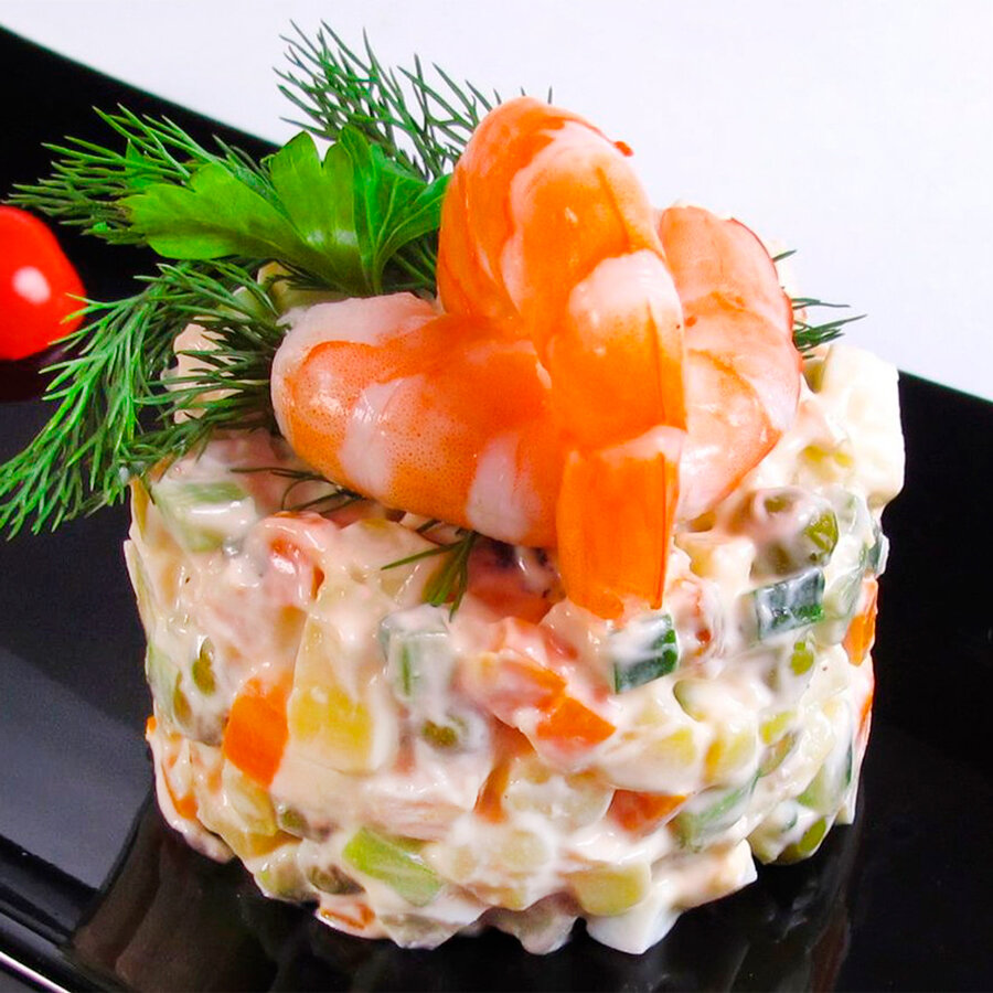 Салат «Оливье» с королевскими креветками — рецепт с фото пошагово