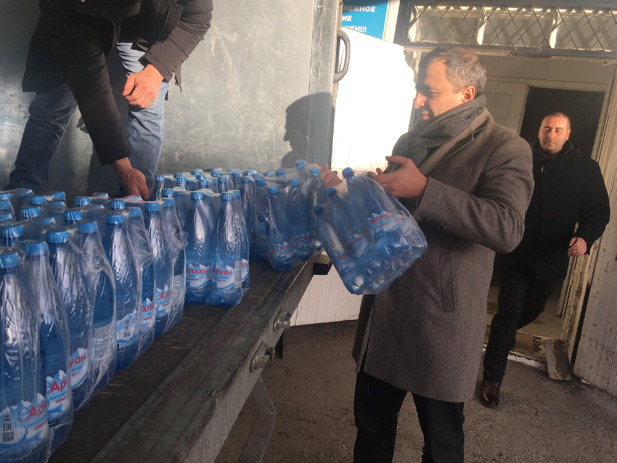 Депутат-коммунист оказывает помощь мед учреждениям.